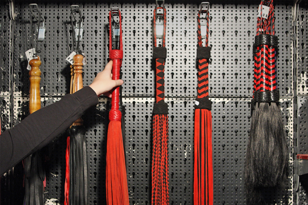 Что делать, если вам заказали БДСМ-комнату, а вы производите только детские