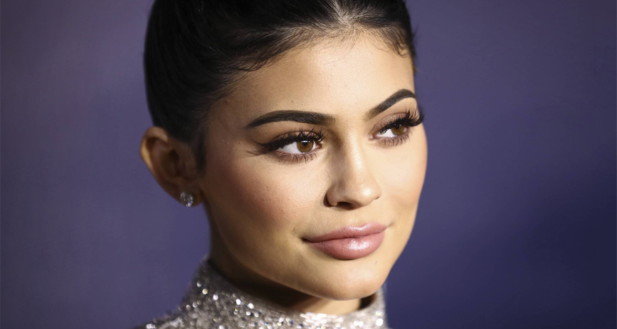 Не пропустите скидки на новую бьюти-линейку Кайли Дженнер!