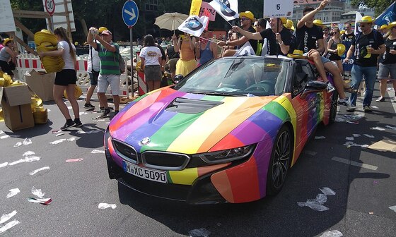 BMW поддержала гей-сообщество радужным логотипом и шокировала россиян &mdash;  Секрет фирмы