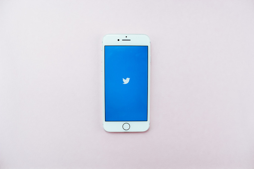 Twitter пригрозил забанить аккаунты японских художников. Всё из-за Роскомнадзора