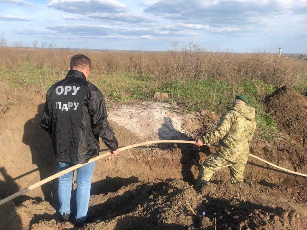 На Украине обнаружили шланг для перегонки спирта через границу
