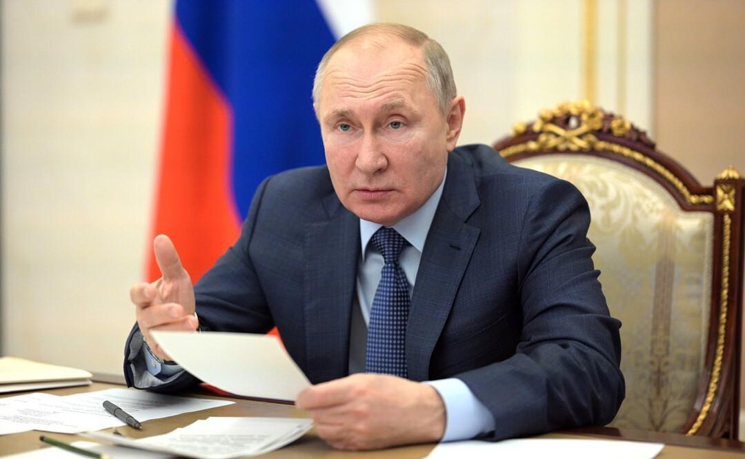 Путин утвердил выплату 10 тысяч рублей родителям школьников