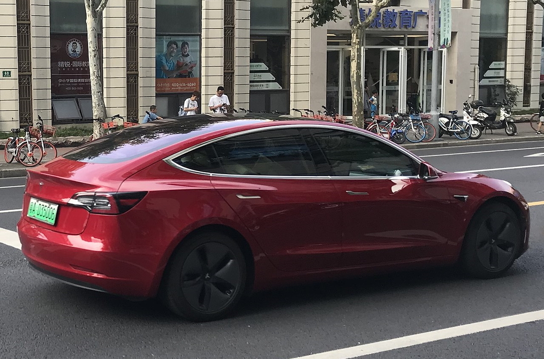 Поставки электрокаров Tesla в Китай рухнули на 70% после скандалов с автопилотом и слежкой через камеры