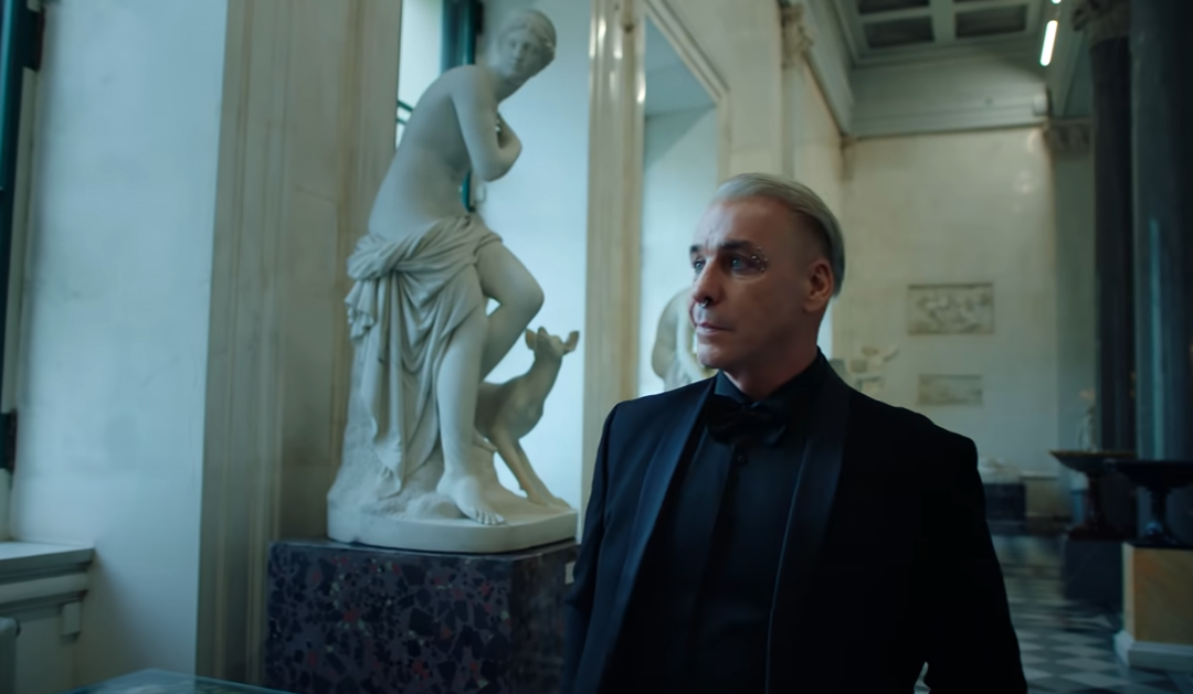 Эрмитаж разрешил фронтмену Rammstein продавать токены с изображениями из музея
