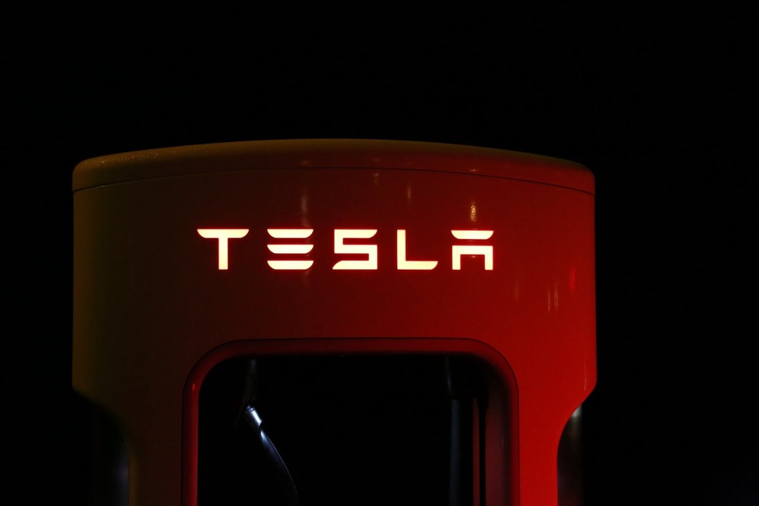 Раскрыта причина появления сгоревшего электромобиля Tesla посреди замёрзшего озера