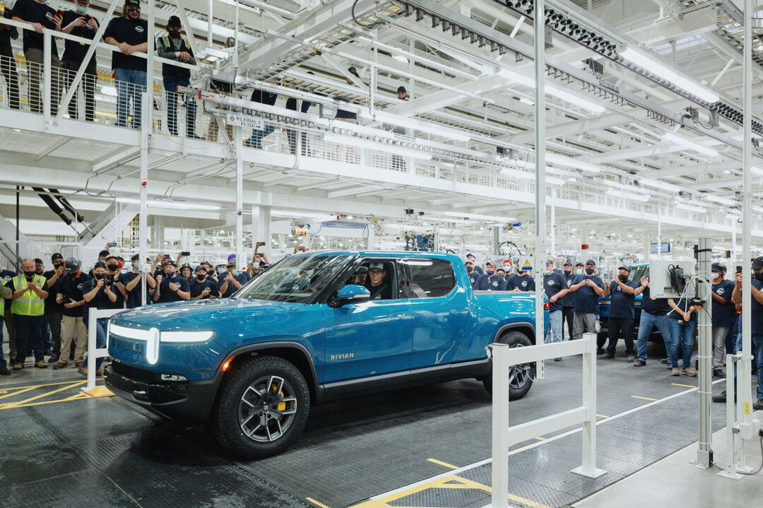 Конкурент Tesla первым в мире выпустил электрический пикап