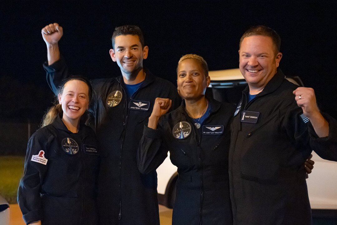 Космотуристы с Crew Dragon начали благотворительный сбор. Илон Маск пообещал дать $50 млн