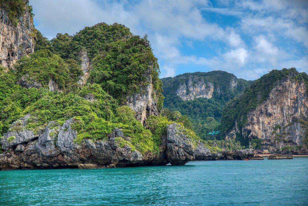 Таиланд почти закрылся от иностранных туристов из-за омикрона