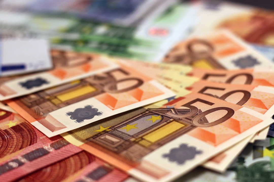 Евро поднялся выше 88 рублей впервые с июля 2021 года