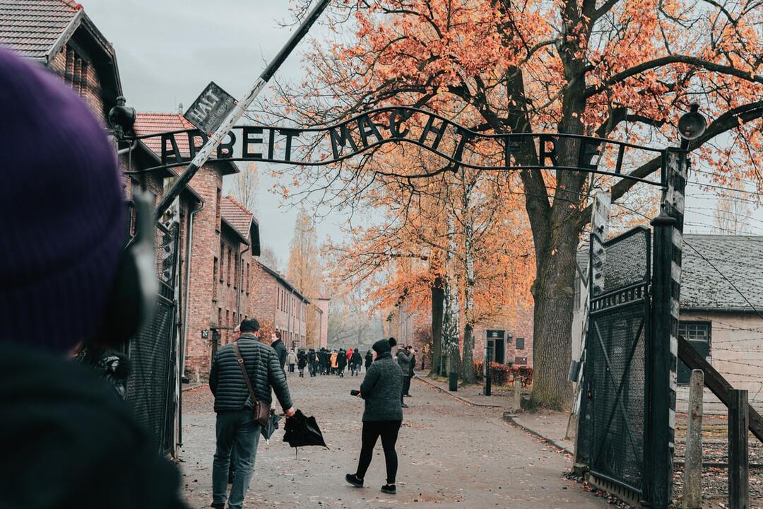 Туристку оштрафовали за нацистское приветствие у ворот бывшего концлагеря