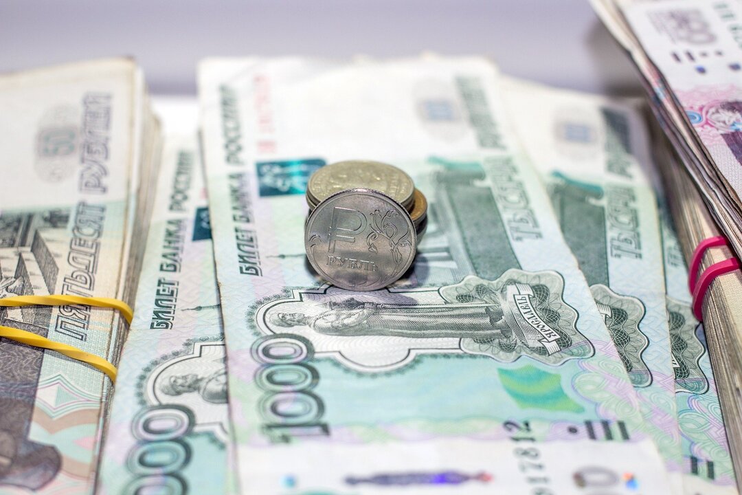 Россияне массово понесли свои деньги в банки