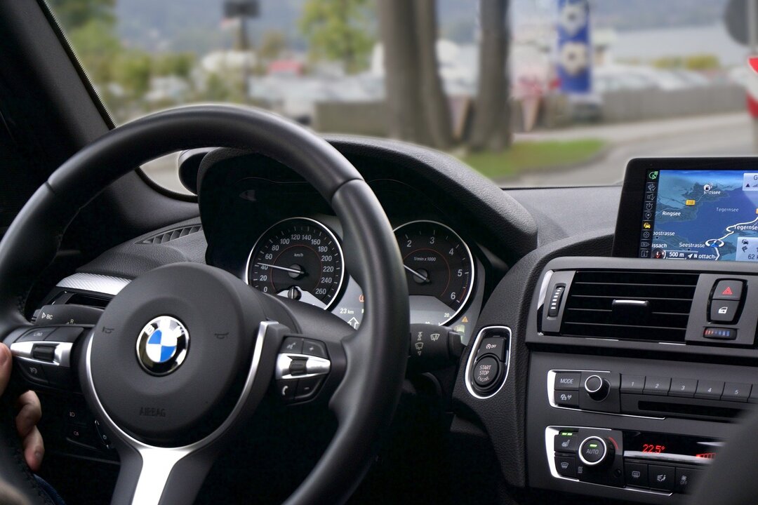 Заводы BMW и Volkswagen приостановили работу из-за нехватки деталей с Украины