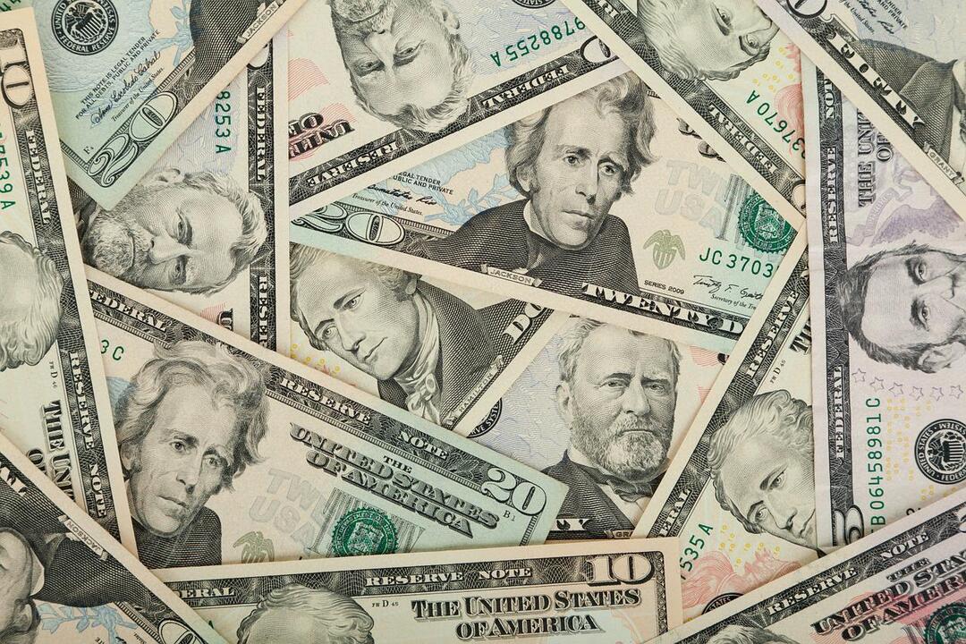 ЦБ понизил курсы доллара и евро на 23 марта