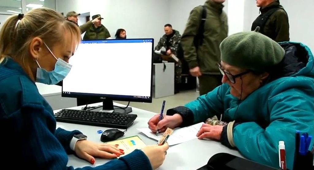 Россия начала выплачивать по 10 тысяч рублей пенсионерам на освобождённых территориях Украины