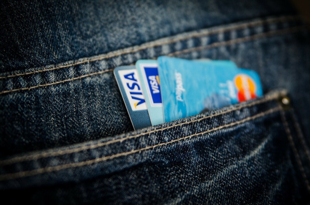 Россиян предупредили об опасности оформления карт Visa и Mastercard в Казахстане