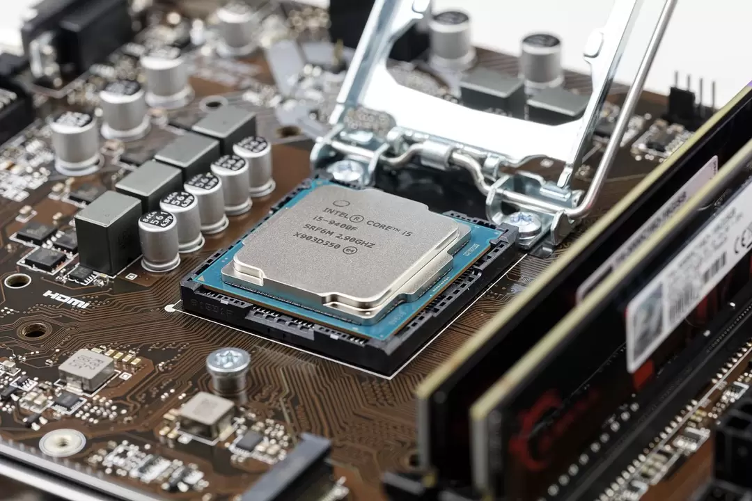 Intel временно остановит работу в России