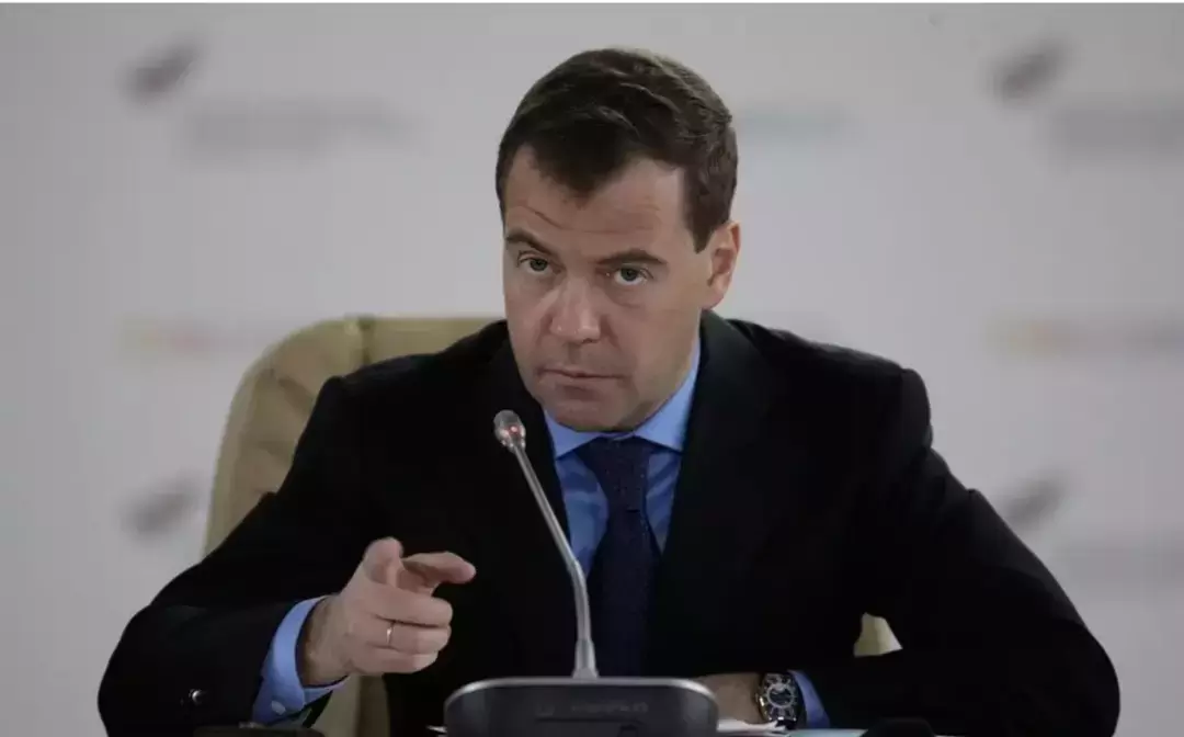 Медведев заявил, что из-за санкций Россия имеет право на оборону