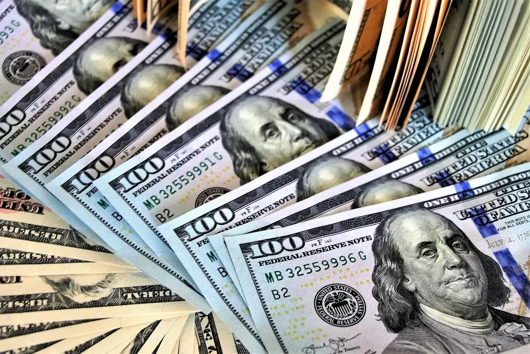 Официальный курс доллара опустился ниже 73 рублей