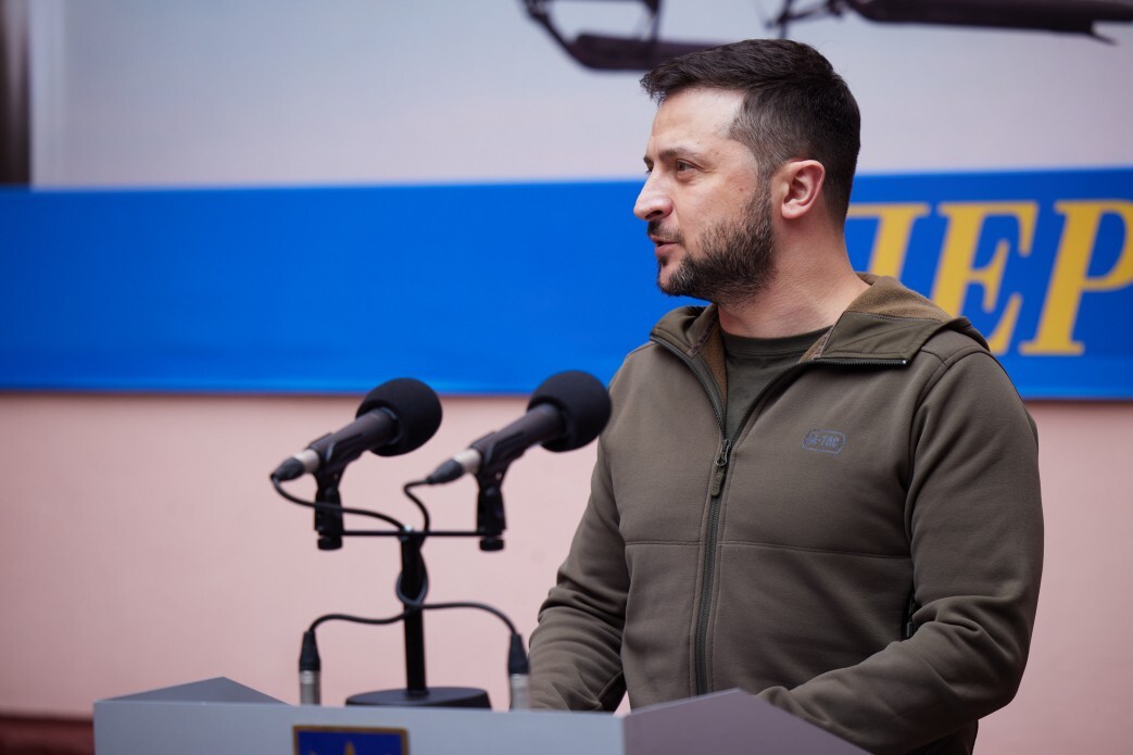 Зеленский продал на аукционе свою кофту цвета хаки