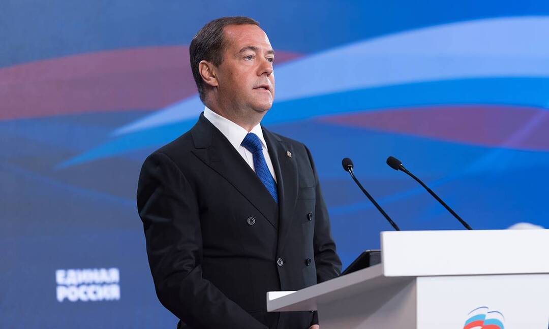 Медведев увидел признаки скорого появления продуктовых карточек в Европе
