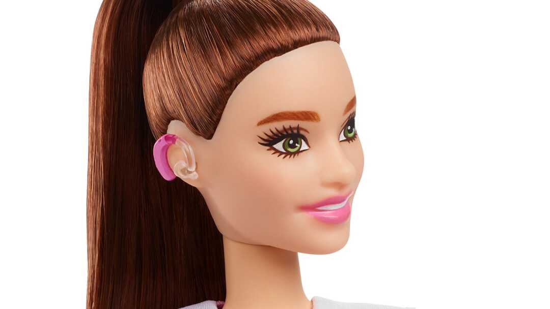 Mattel создала куклу Барби со слуховым аппаратом