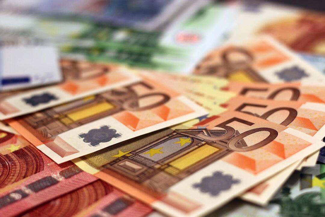 Курс евро упал до минимума с 2017 года. Доллар не стоил дешевле с 2020-го