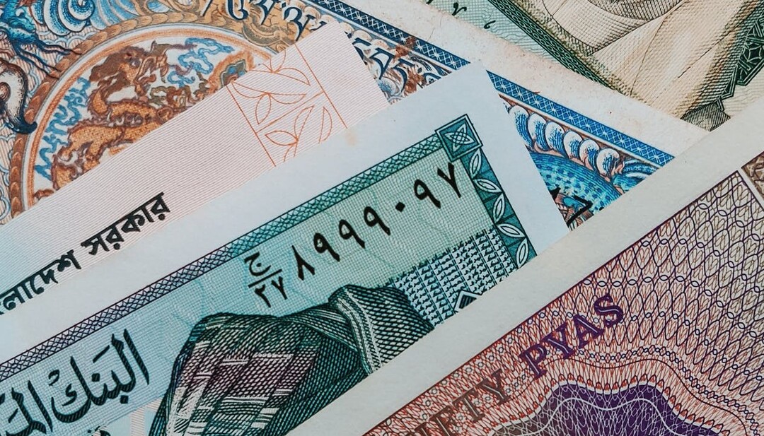 Мосбиржа захотела запустить торги арабской валютой