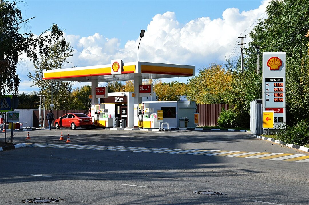 Shell начала закрывать заправки в России