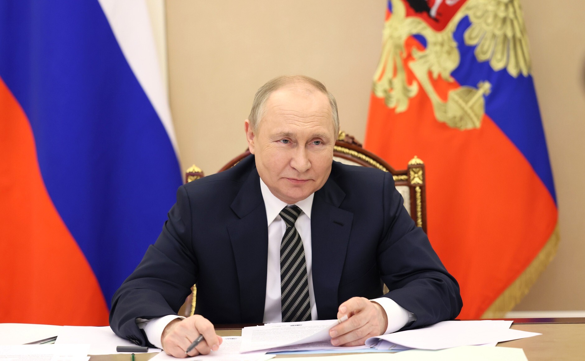 Путин поручил продлить выплату по 450 тыс. рублей многодетным семьям
