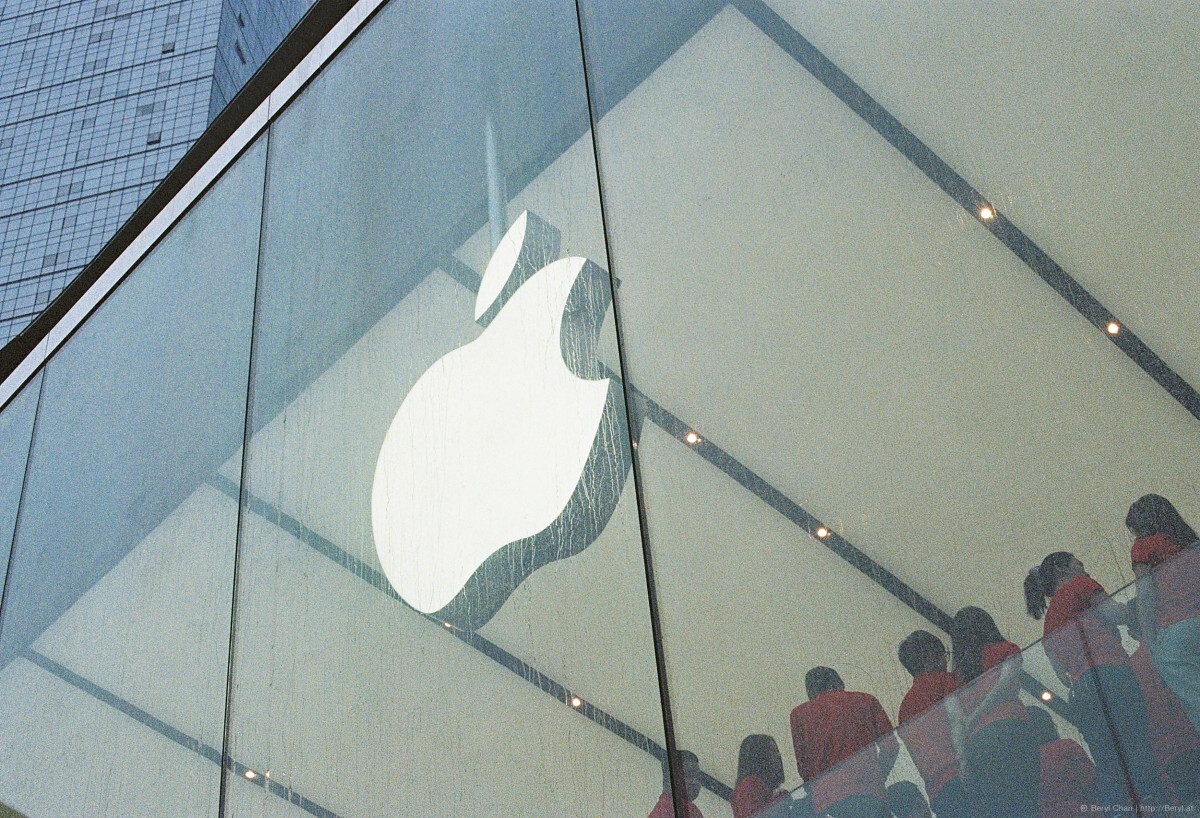 Связной закрыл сеть магазинов техники Apple