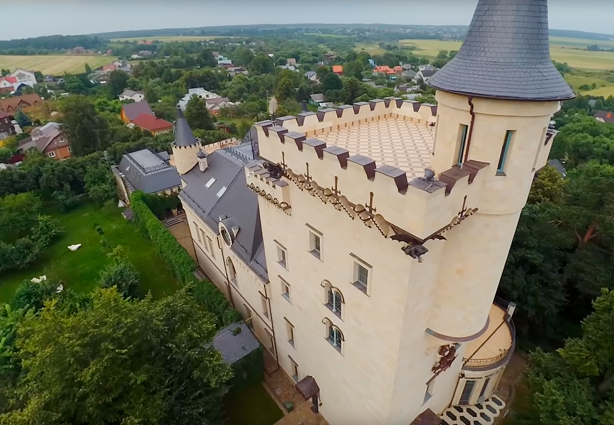 Замок Галкина и Пугачёвой предложили отдать беженцам из Донбасса