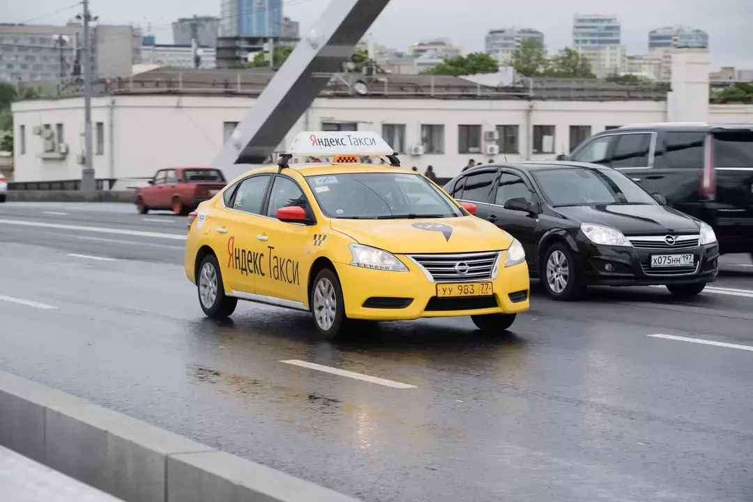 Яндекс разрешил таксистам выполнять два заказа одновременно