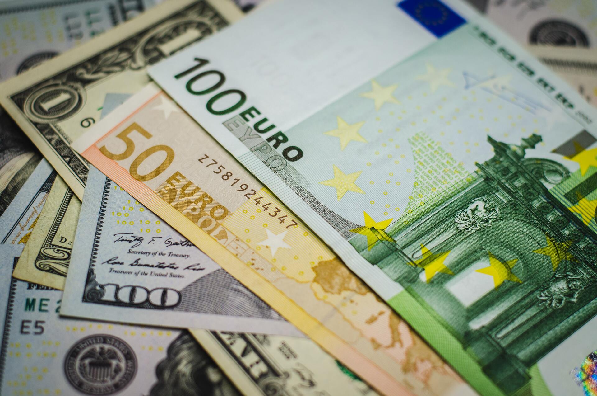 Евро и доллар сравнялись