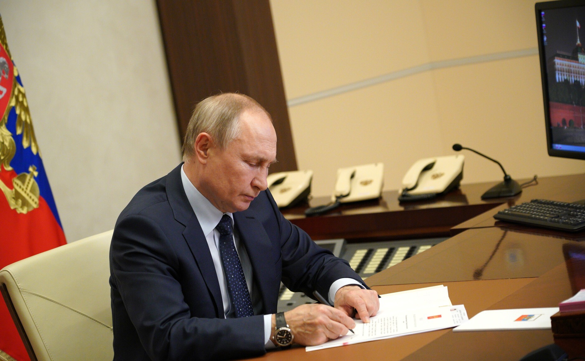Путин приостановил помощь медикам, которые лечат больных COVID-19