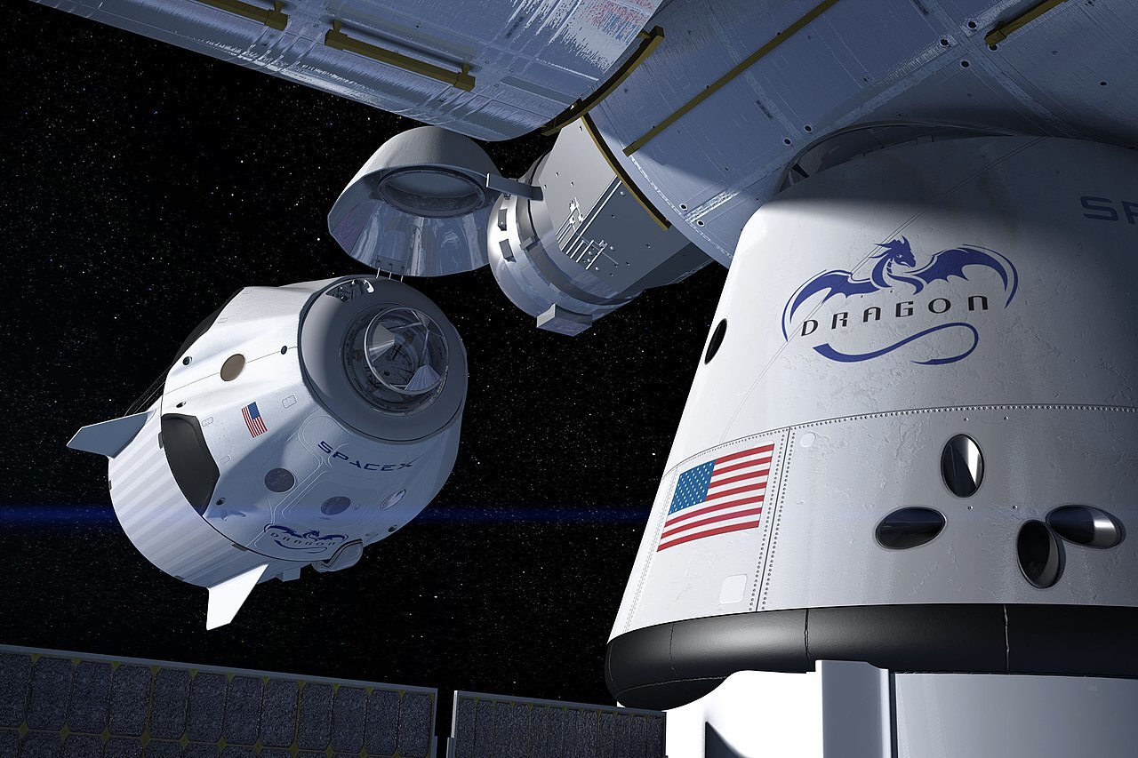 Космический корабль Илона Маска доставил еду на МКС