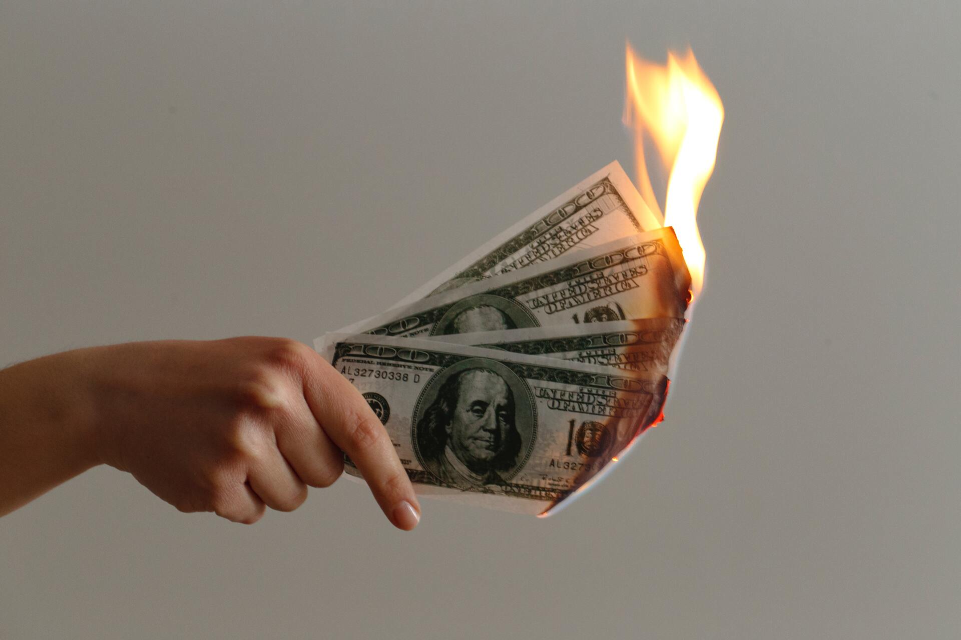 Экономист заявил о губительности санкций для доллара