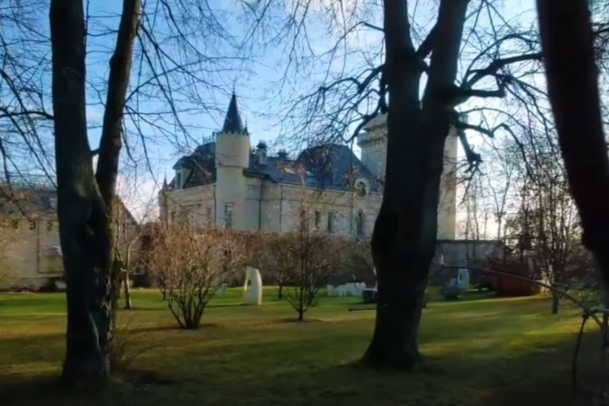Замок в Грязи висит на шее Пугачевой