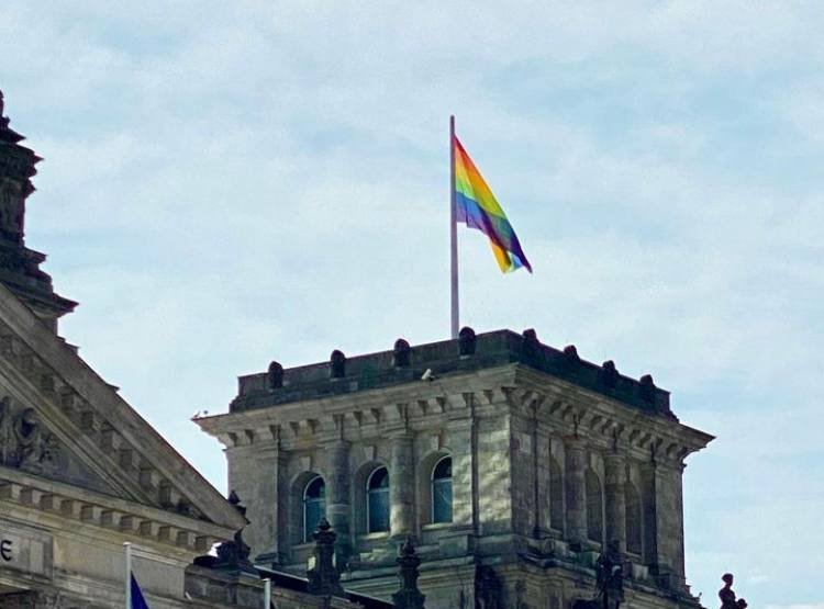 Над германским парламентом впервые подняли радужный флаг