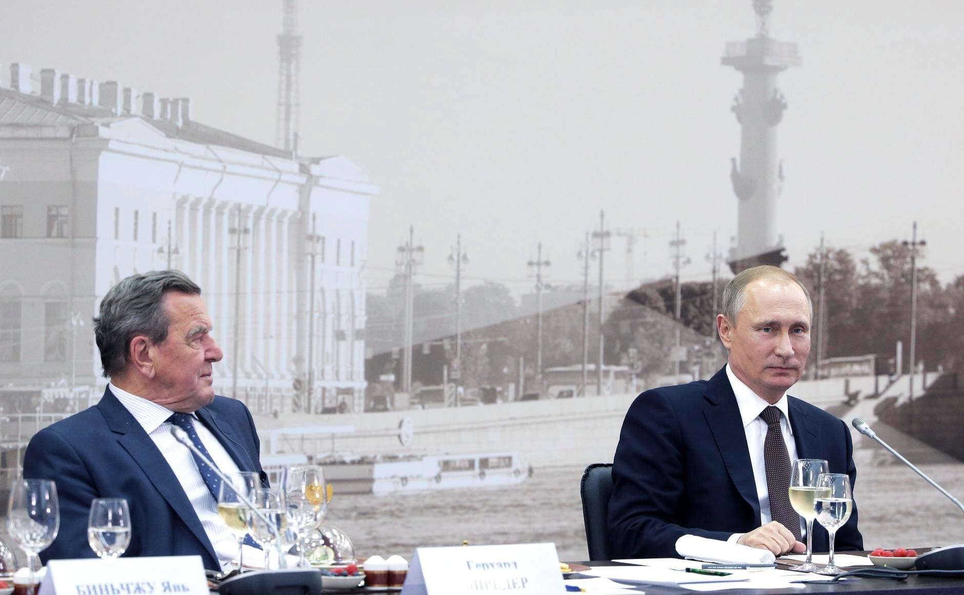 В Кремле раскрыли детали разговора Путина и Шрёдера