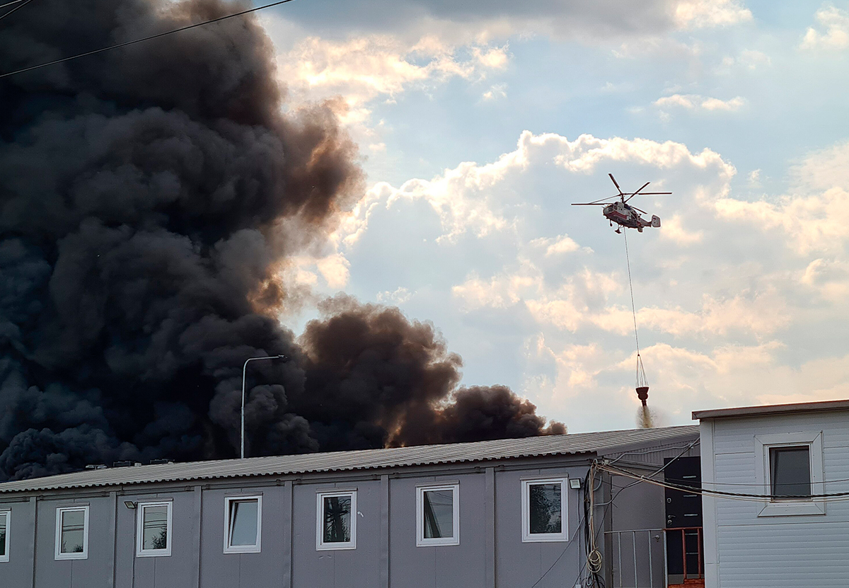 В Ozon допустили гибель двух людей на сгоревшем складе под Москвой
