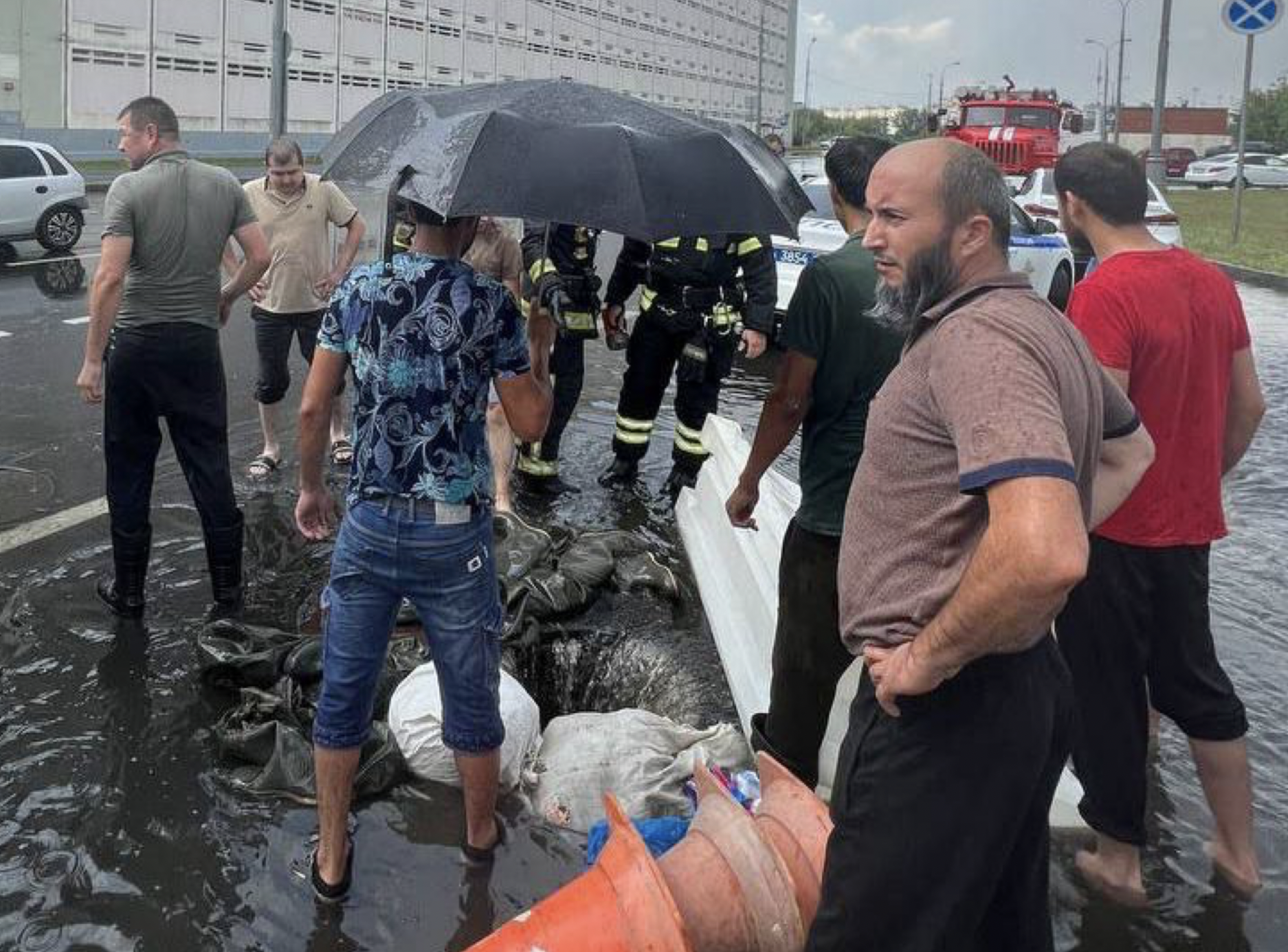 Московские рабочие пропали в канализации во время дождя