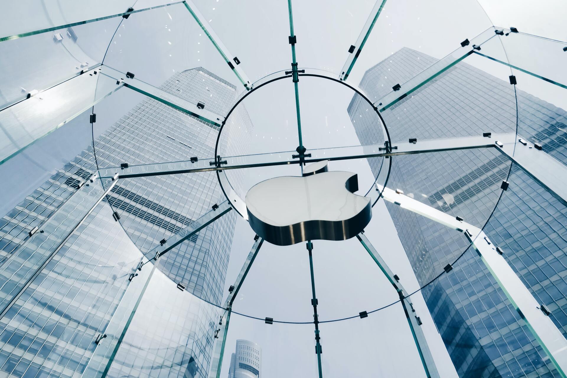 Apple избавилась от сотни кадровиков, чтобы обуздать рост штата