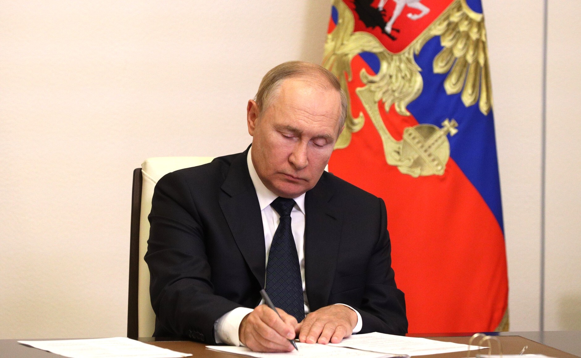 Путин поручил пересмотреть тарифы ЖКХ