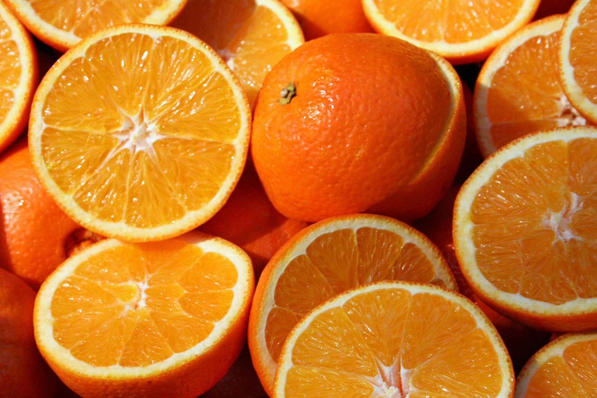 В европейской стране бесплатно раздают апельсины из-за отсутствия покупателей
