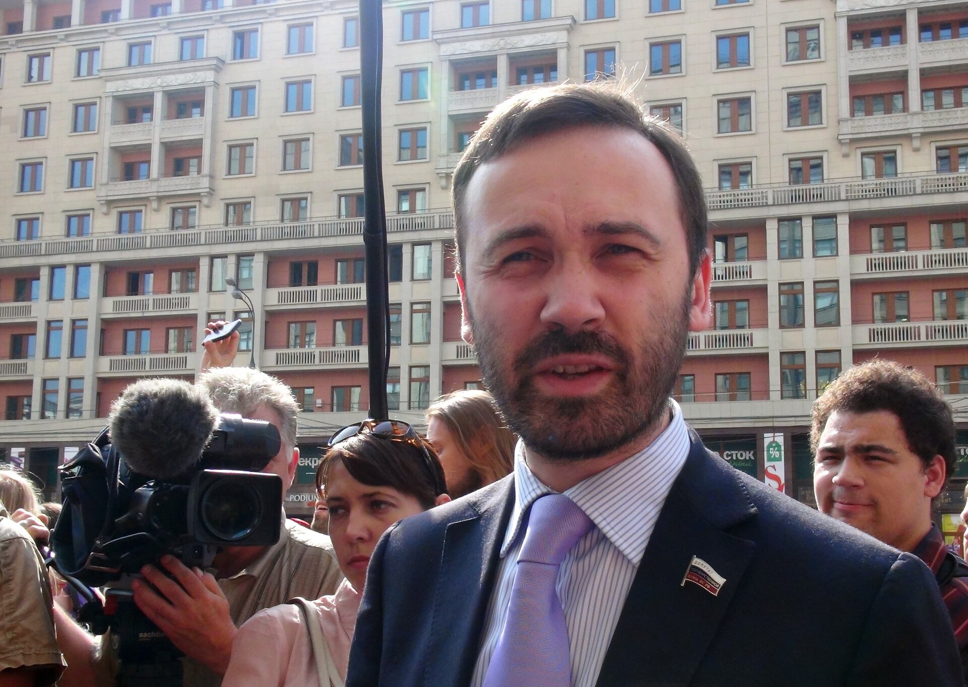 Экс-депутата Госдумы заочно арестовали за военные фейки