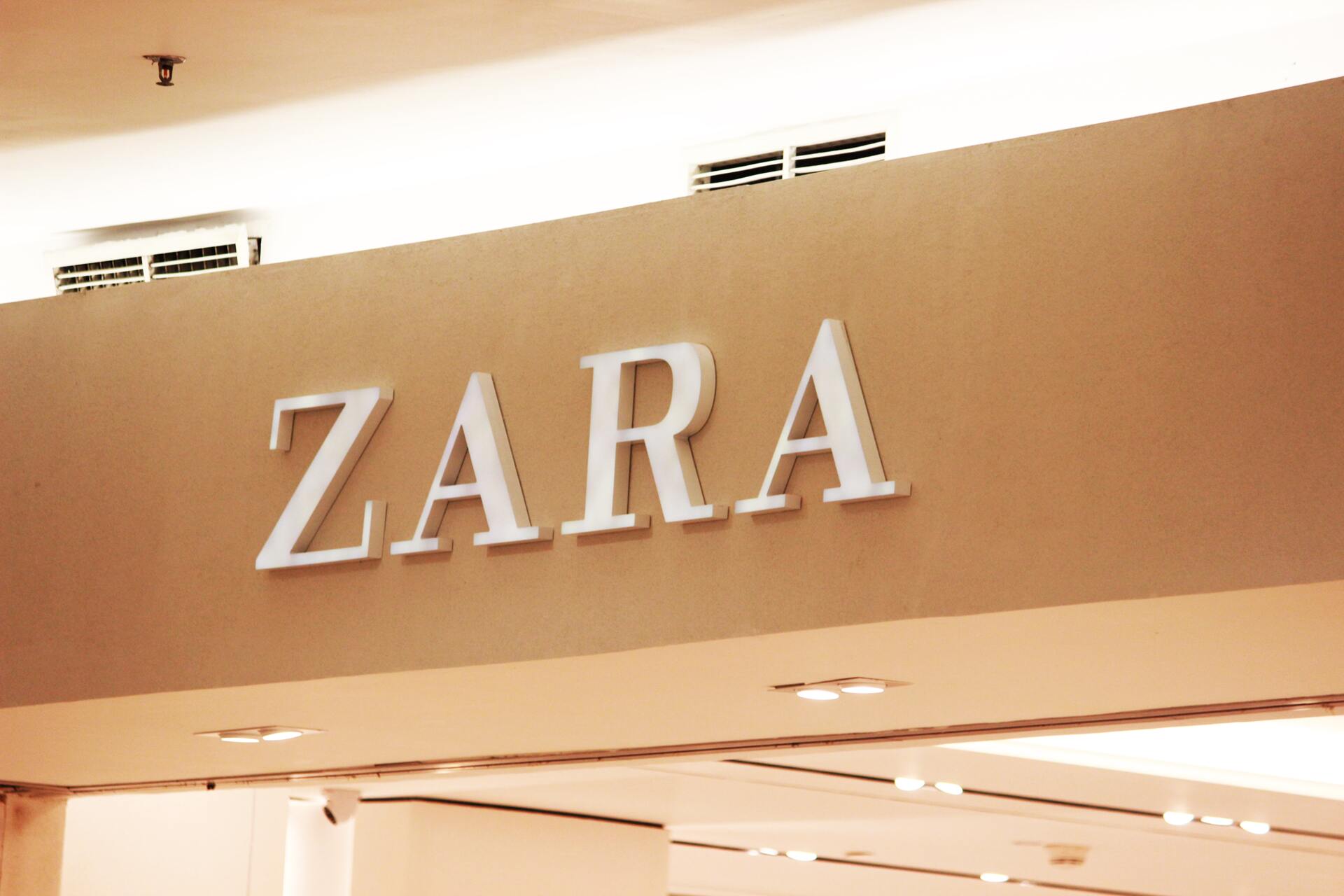 Cтало известно о массовых сокращениях в российских магазинах Zara