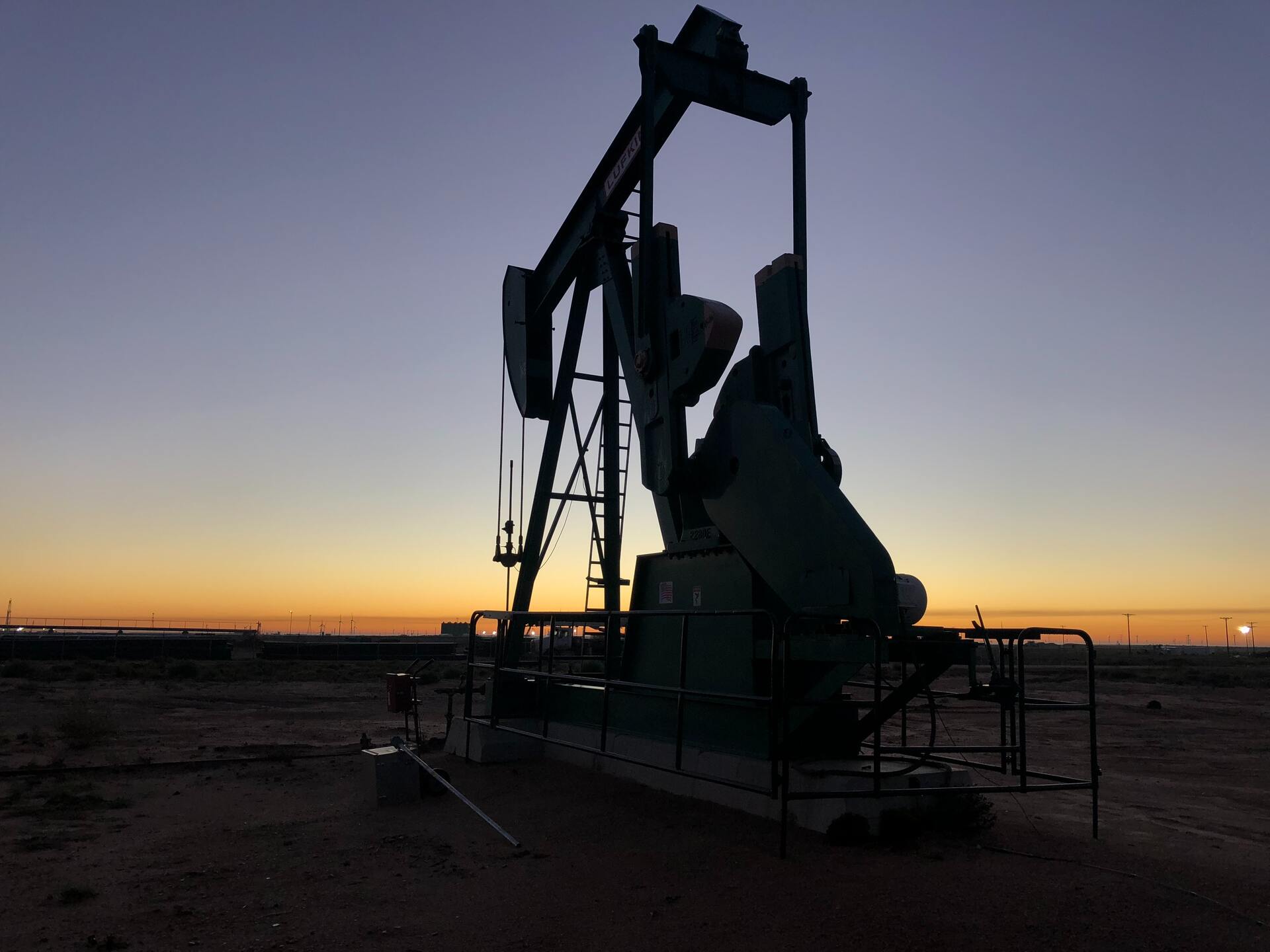 Нефть Brent подешевела до $90 впервые с февраля