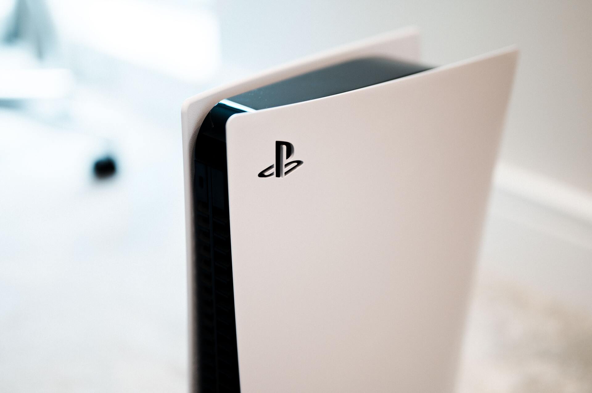 Российские магазины закупились Playstation 5. Но россиянам они интересны всё меньше