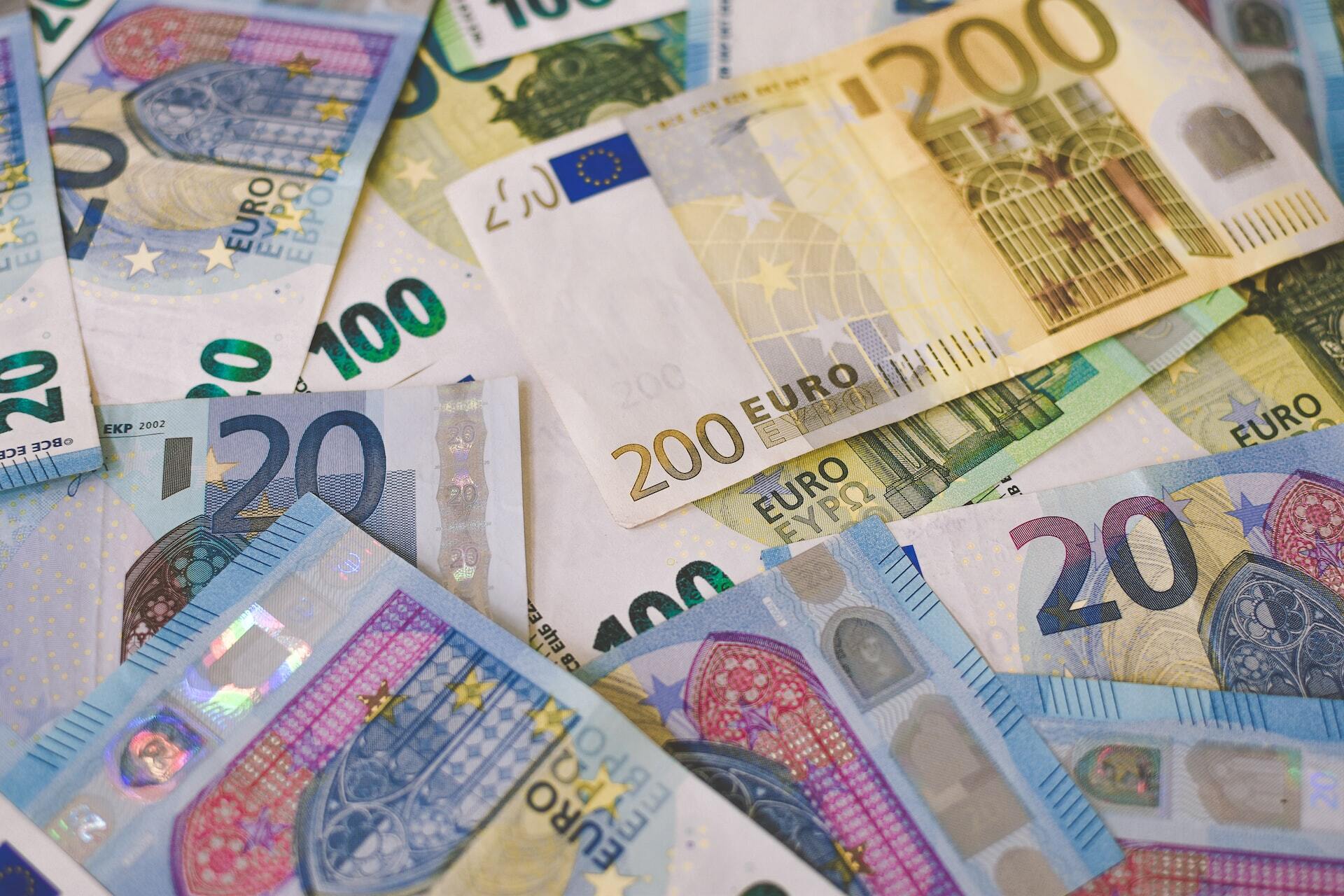 Евро и доллар снова упали до летних минимумов