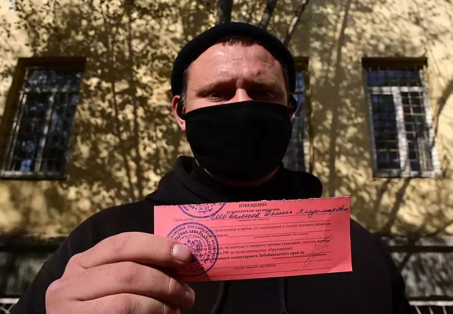 Мрачные почтальоны. Как в российских городах случайные люди становятся разносчиками повесток